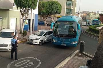 Un coche mal aparcado causa un caos circulatorio en Los Llanos al impedir el paso de una guagua/TA.